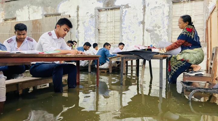জলাবদ্ধতায় ডুবলো কেন্দ্র, বেঞ্চে পা তুলে পরীক্ষা দিলেন পরীক্ষার্থীরা